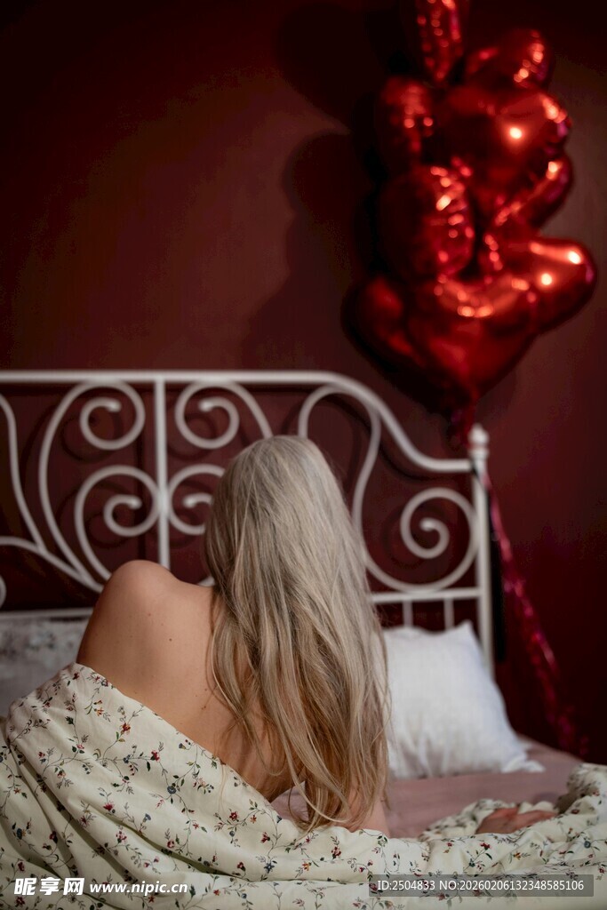 床上独坐的金发女子
