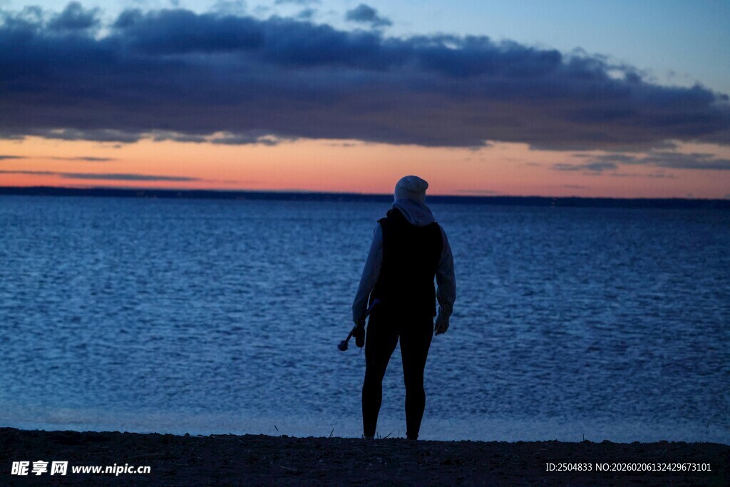 夕阳下海边独站的身影
