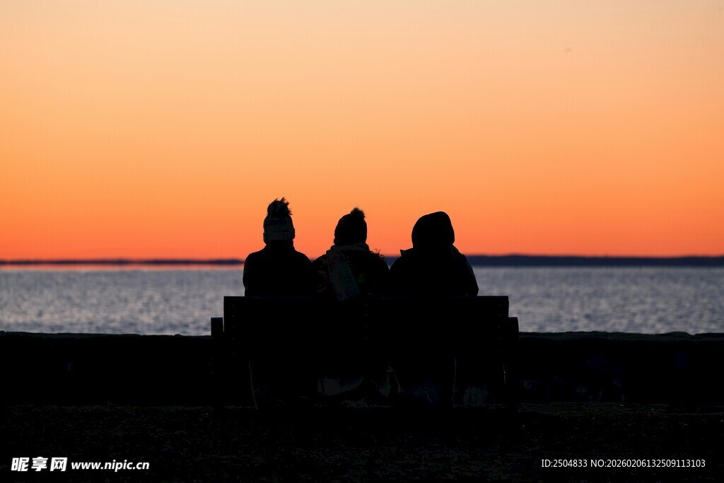 夕阳下海边的神秘石像