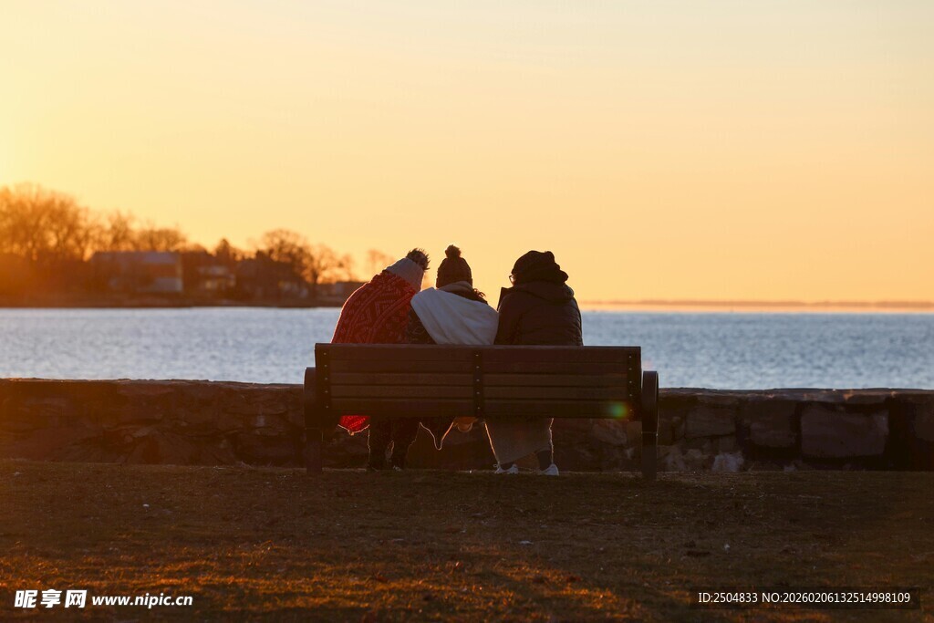 夕阳下的海边露营场景