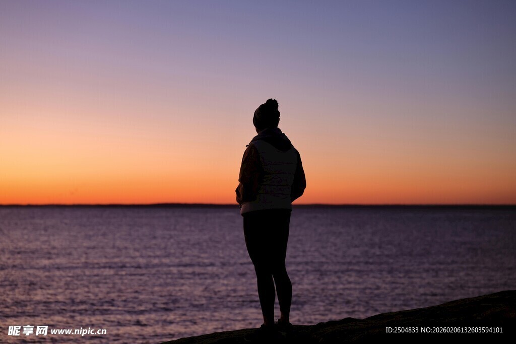 夕阳下海边的孤独身影