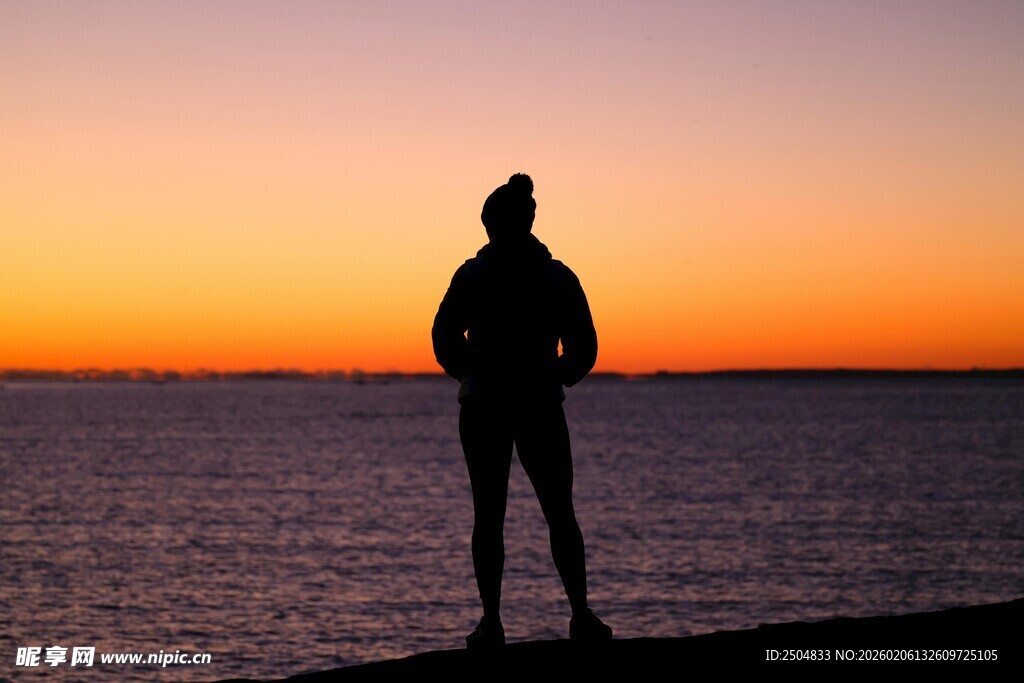 夕阳下的海边孤独身影