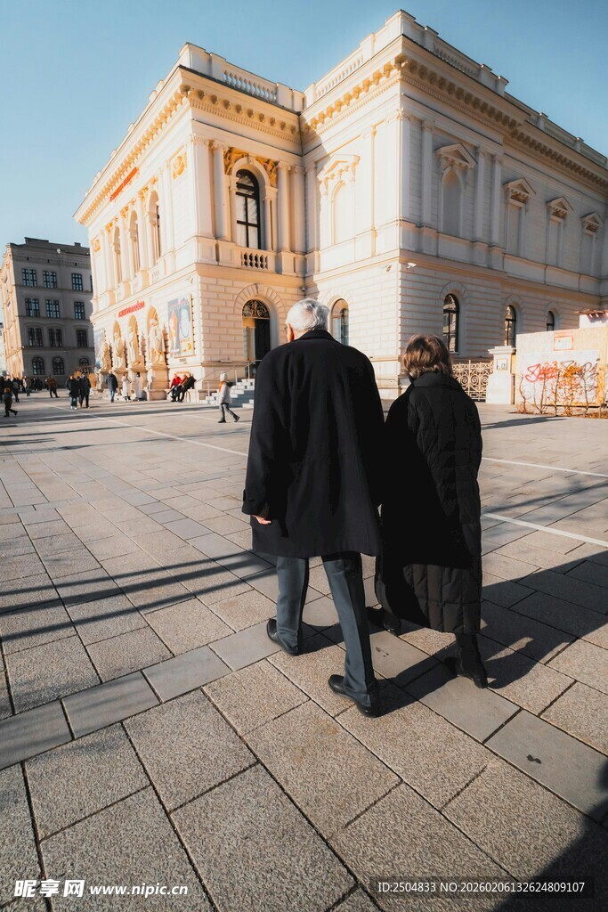 广场上漫步的两位老人