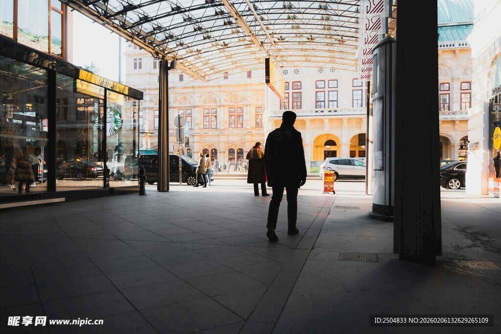 商场内行人背影