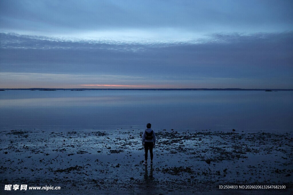 一人独站于宁静水边