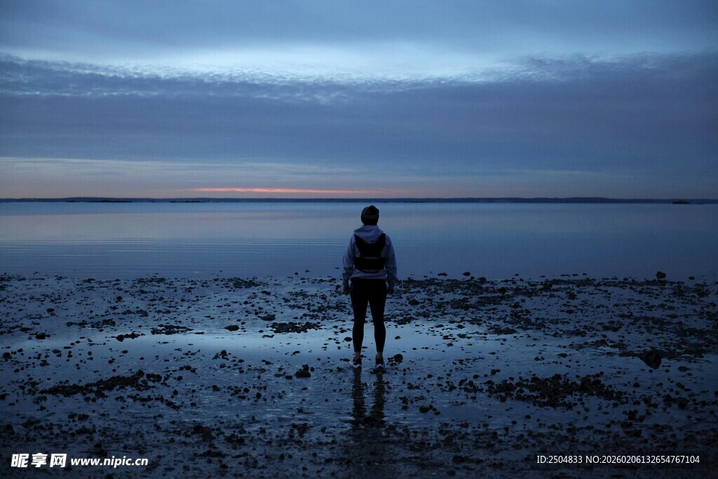 一人独赏海边黄昏美景