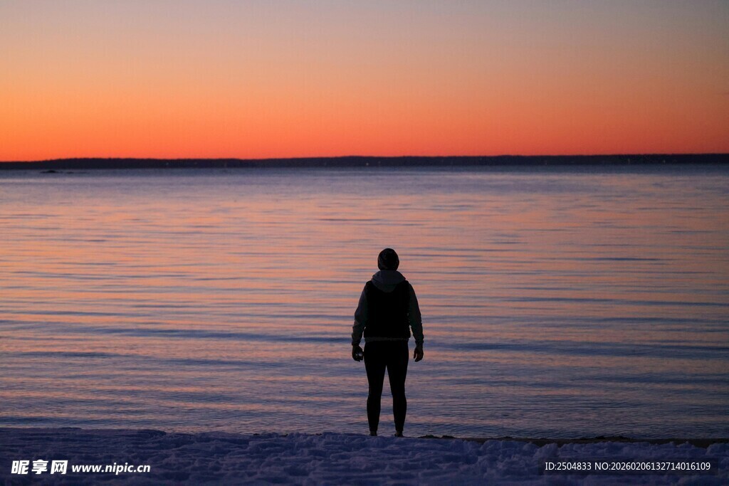 夕阳下独站海边的身影