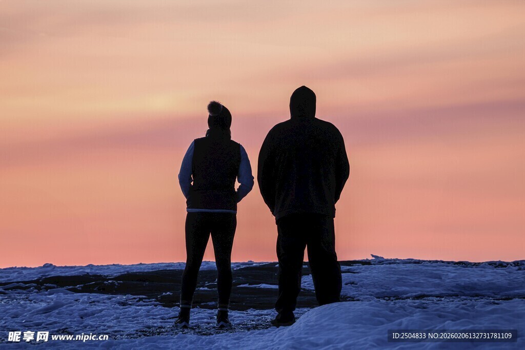 雪地中情侣共赏日落