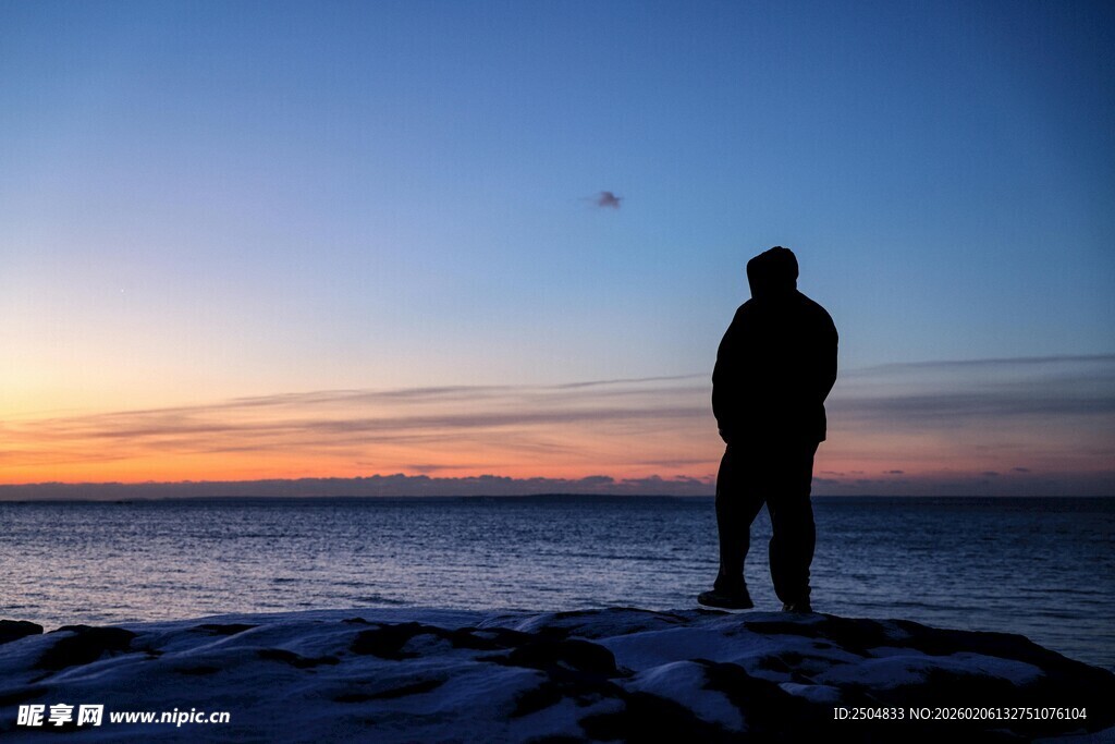 海边暮色下的孤独身影
