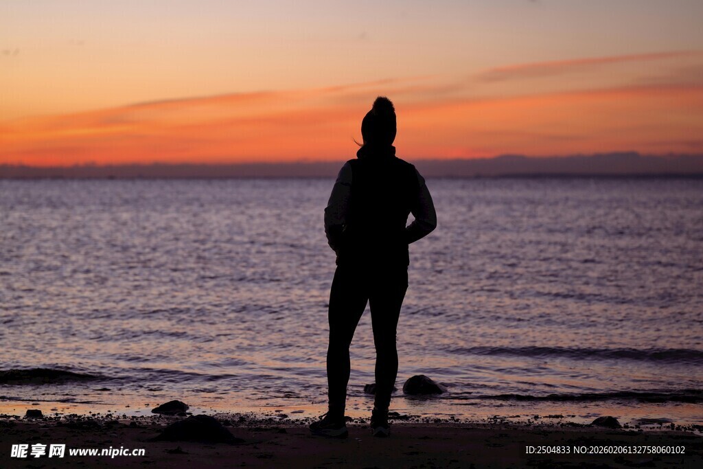 夕阳下海边的孤独身影