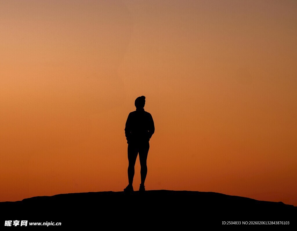 夕阳下的孤独身影