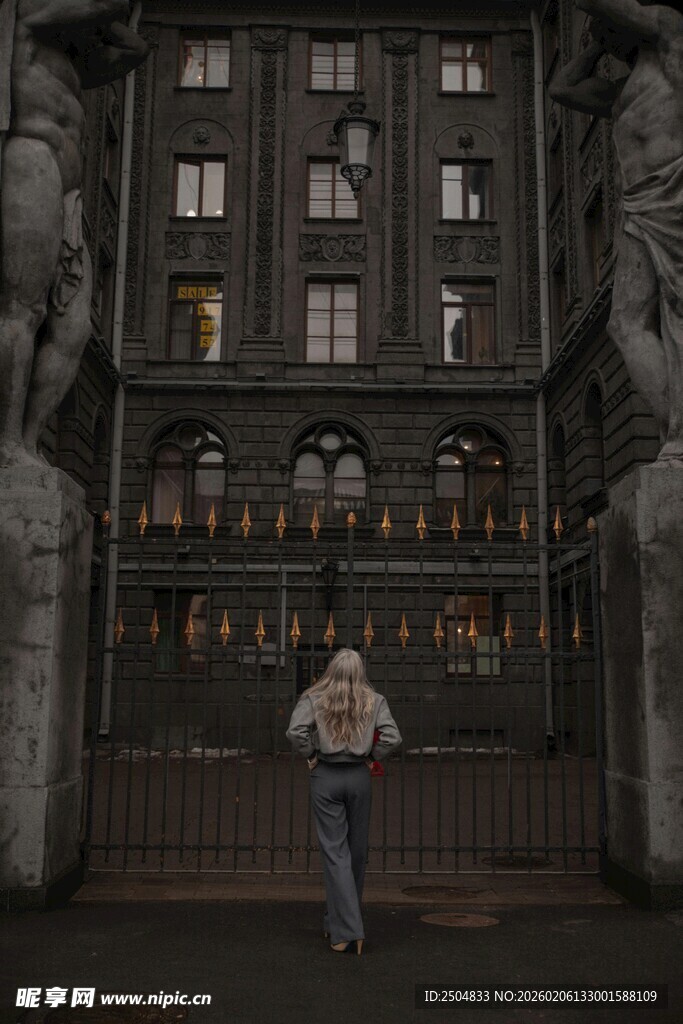 站在古老建筑前的孤独身影