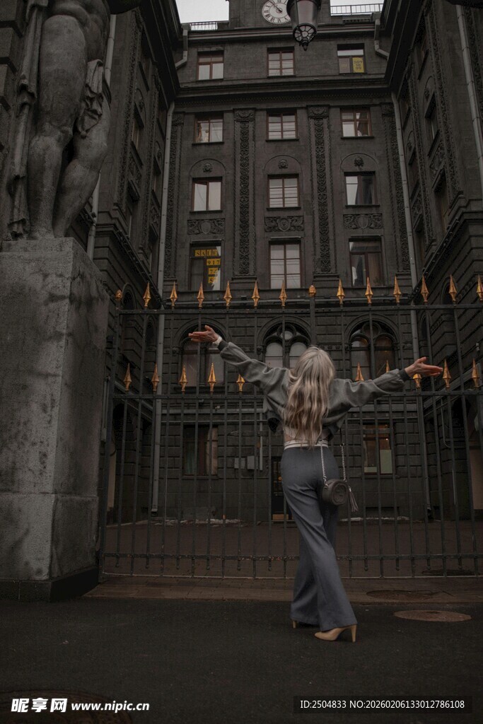 女子于古堡前伸展身姿