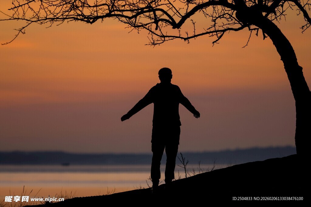 夕阳下的孤 沉思者