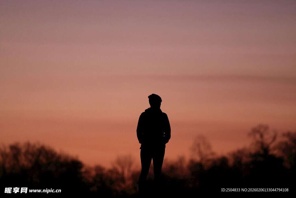 夕阳下独自伫立的身影