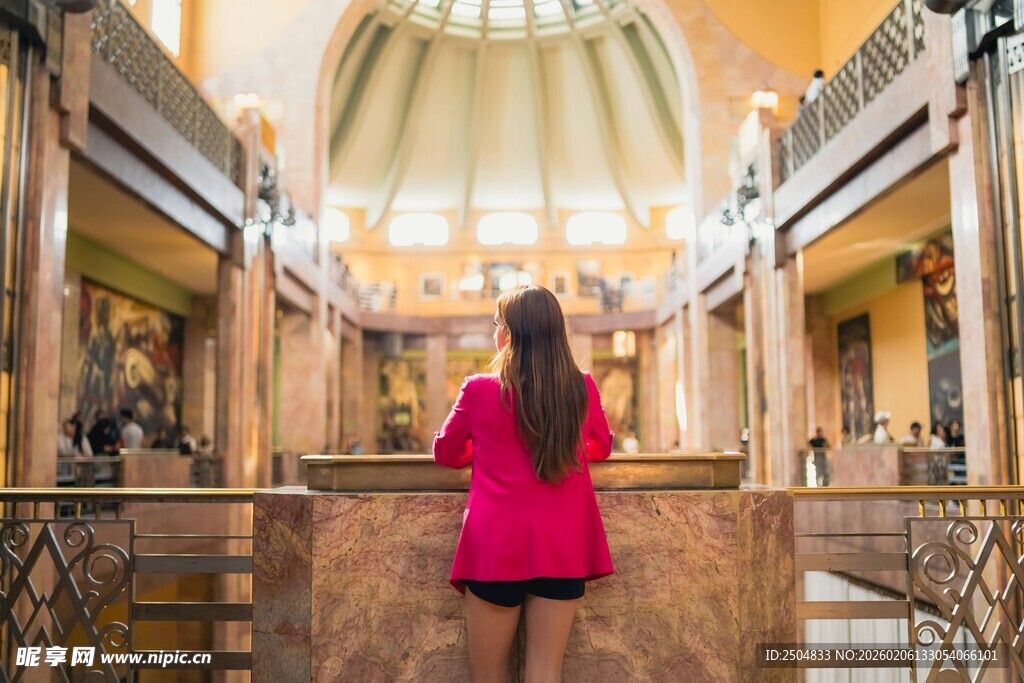 女子于华丽大厅内背影