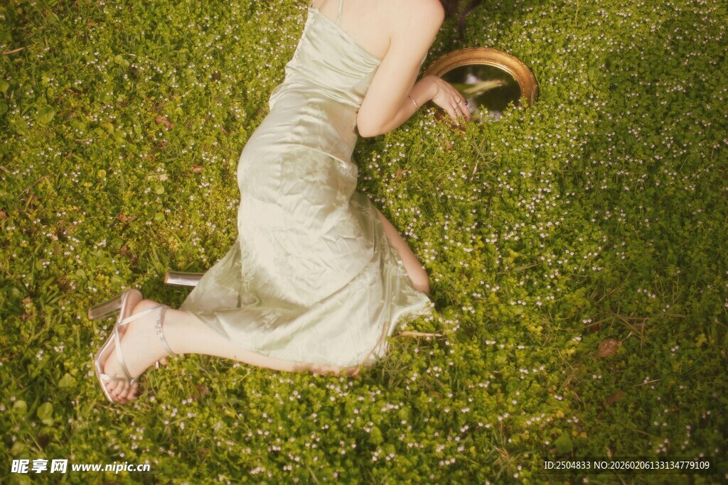 草地上的优雅婚纱女子