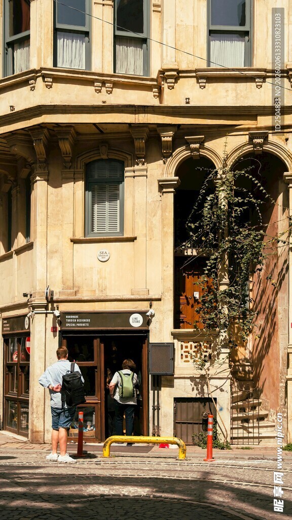 复古风格街角建筑