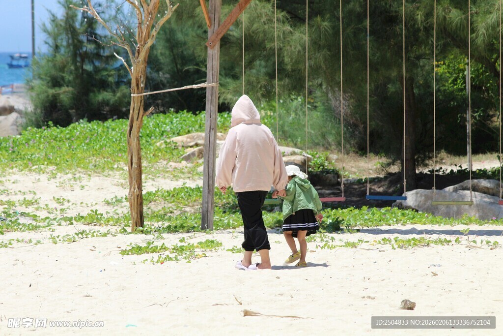 海边祖孙漫步温馨场景