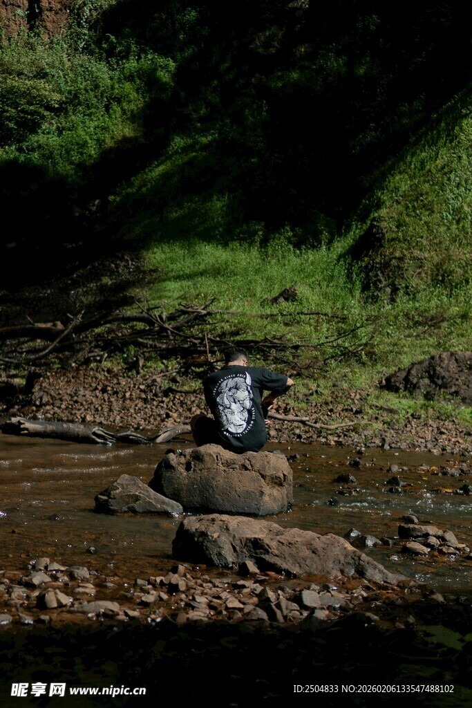 溪边岩石上的背包