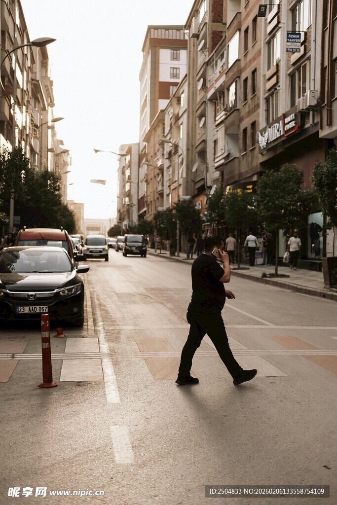 行人于城市街道中穿行