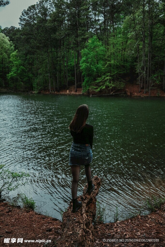 湖畔独站的女子