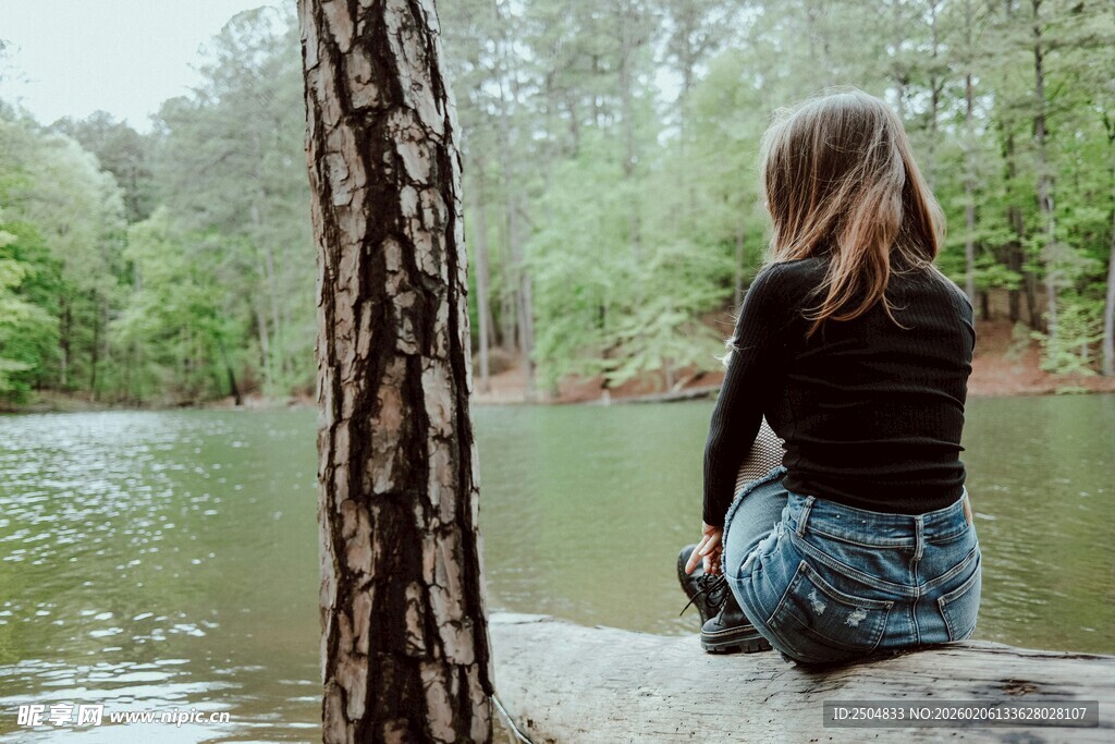 女孩独坐湖边树 沉思