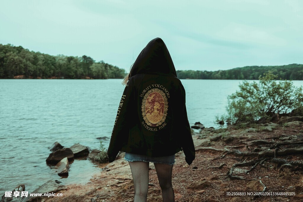 湖畔背影 持物者的静谧时刻