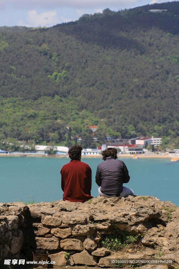 两人坐石赏海景