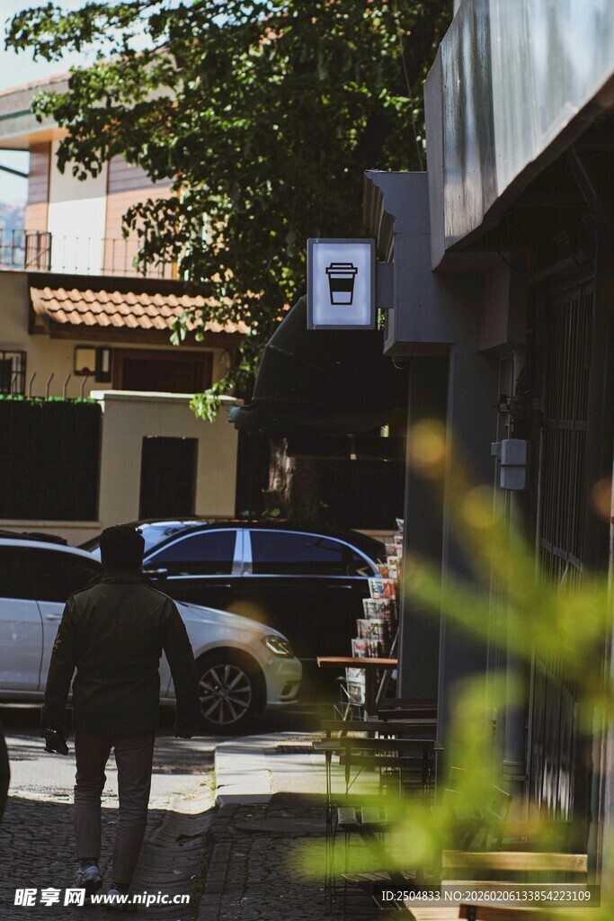 街道行人与停放车辆景象