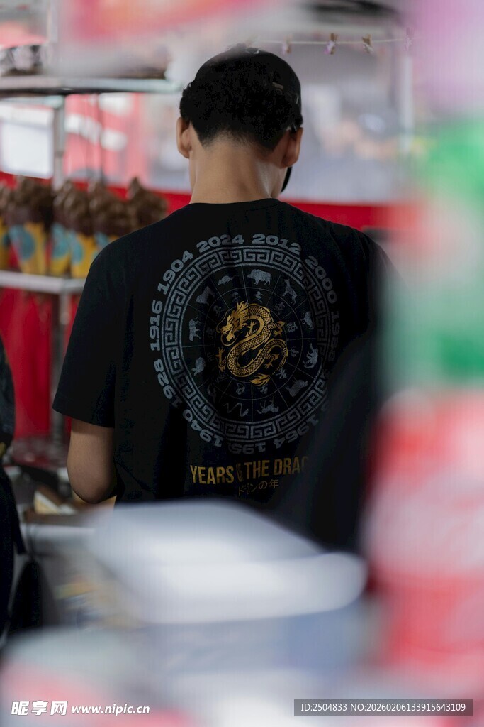 街头烹饪的背影