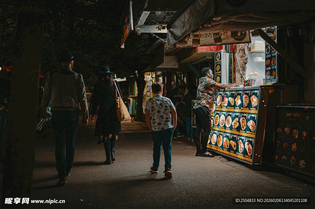 夜晚街头的热闹小商铺