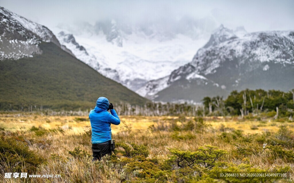 徒步者眺望壮丽雪山风景