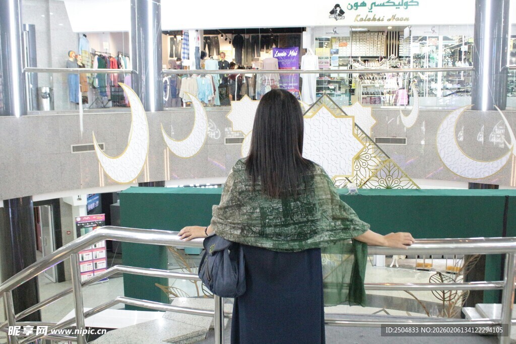 女子商场扶梯上背影