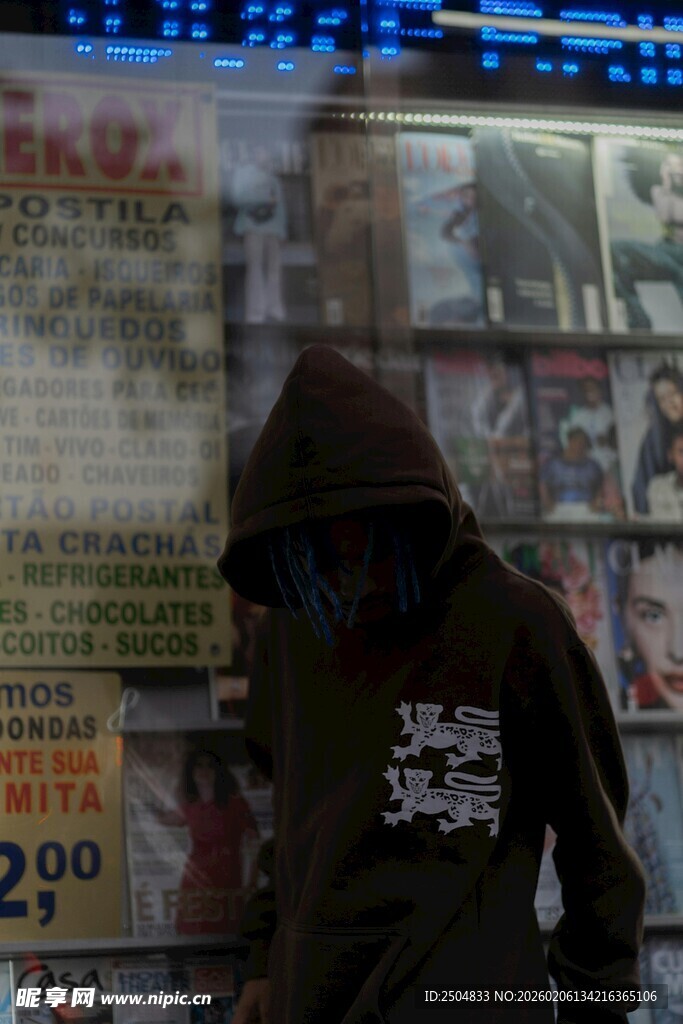 街头神秘连帽人