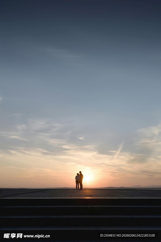 夕阳下的孤独身影