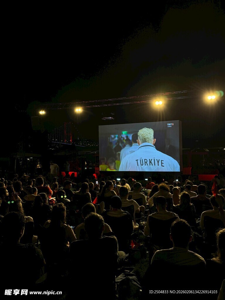 露天观影现场人群欢聚