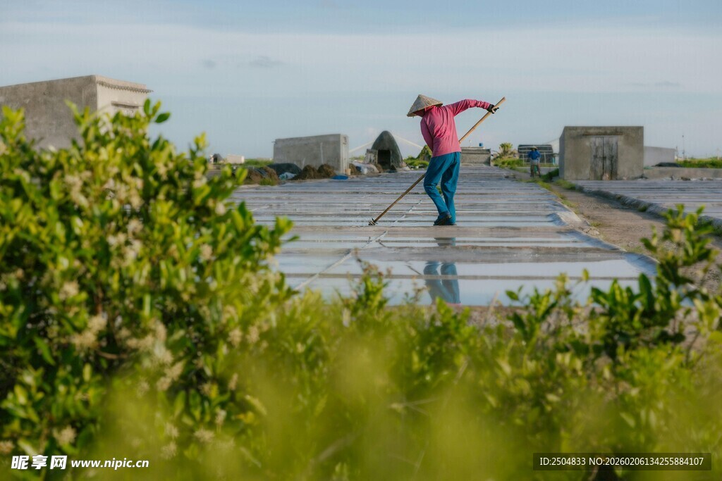 屋顶劳动者进行清洁工作