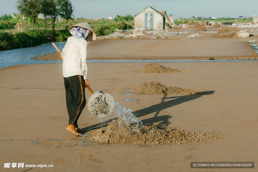 农民田间劳作场景