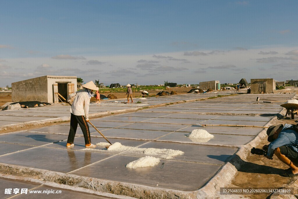 工人于屋顶铺设防水材料