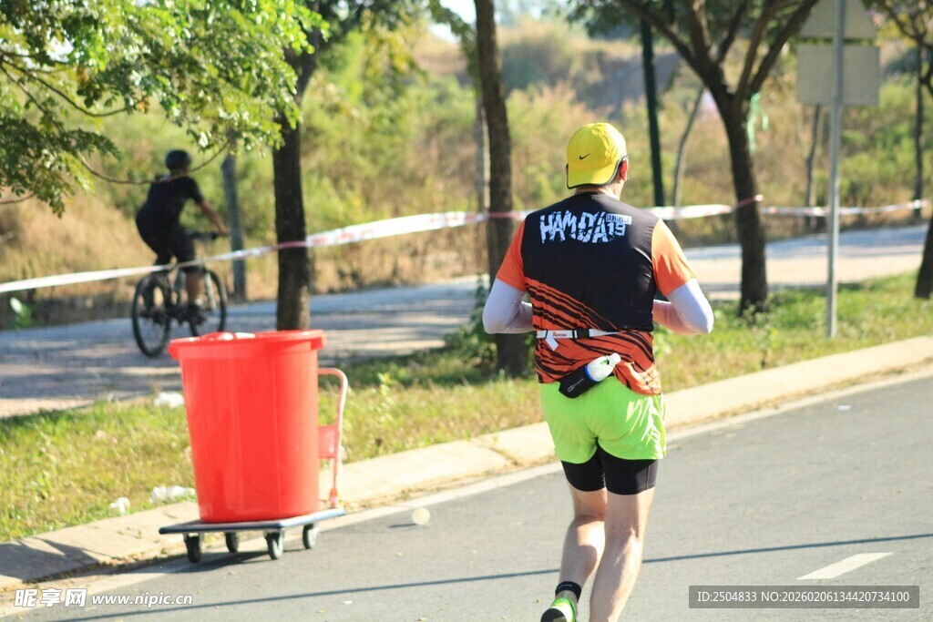 户外骑行者在道路上骑行