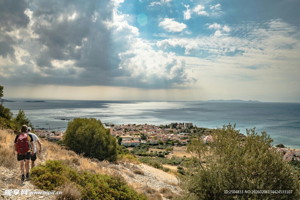 徒步者眺望海边美丽景致