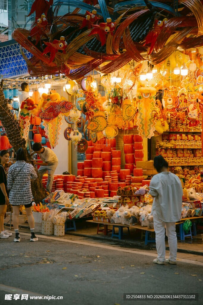 热闹街头的传统商品摊位