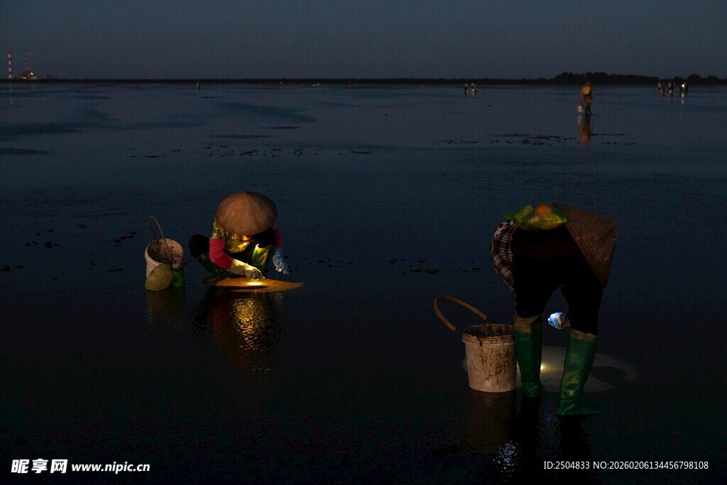 夜幕下的水上劳作场景