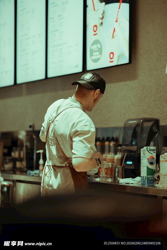 咖啡师在吧台专注制作饮品