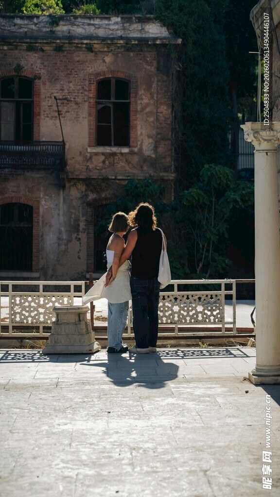 浪漫情侣在古朴建筑前相拥