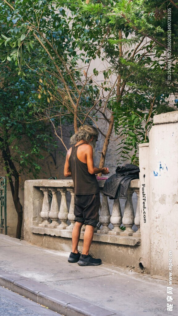 男子街头专注操作摄影设备