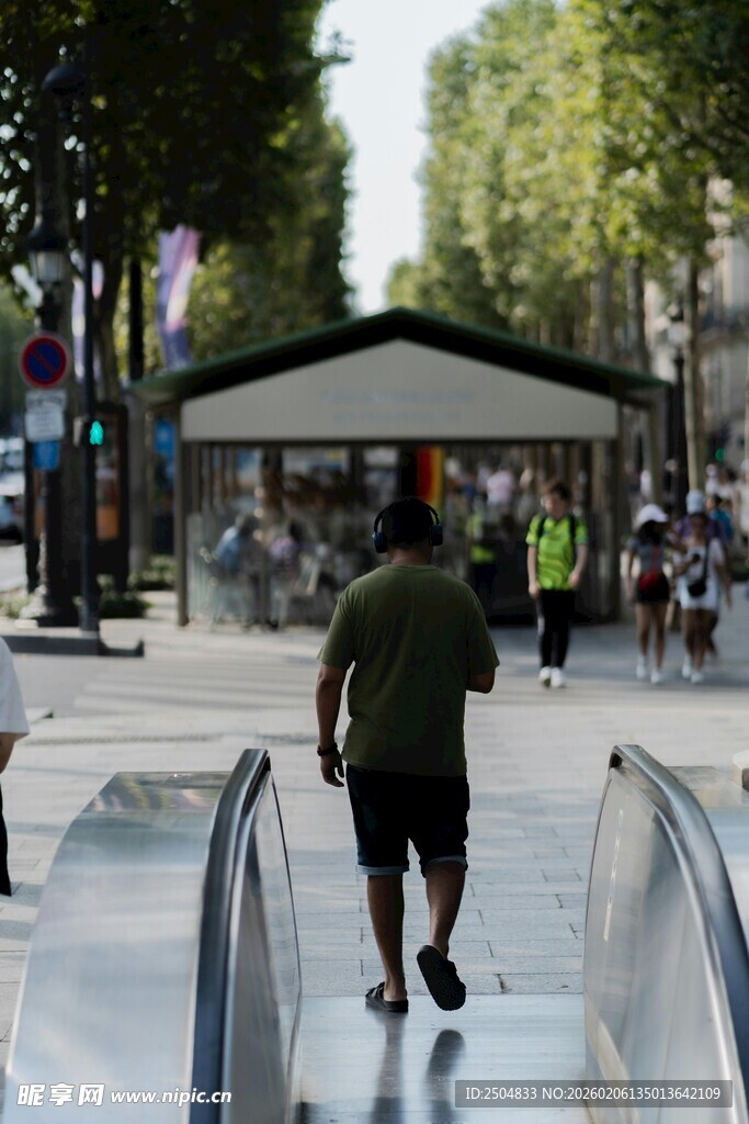 行人走在城市户外扶梯上