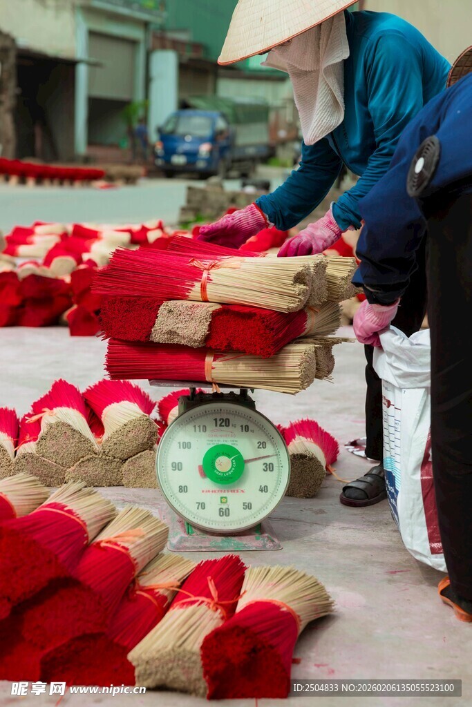 称量丰 果实的农人