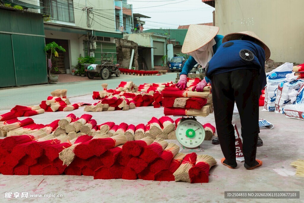 工人晾晒红色布料